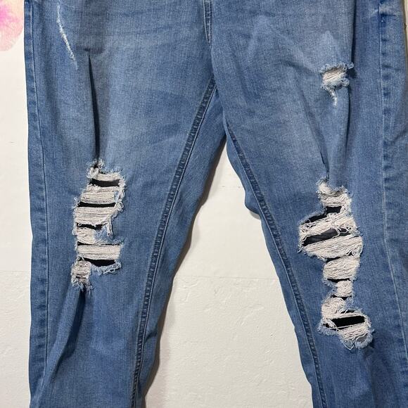 Wild Fable High Rise Mom Jean Distressed Blue Denim Light Wash Women's Size 12 - Picture 6 of 6